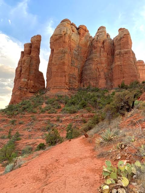 Red-rock trail leading up to Cathedral Rock